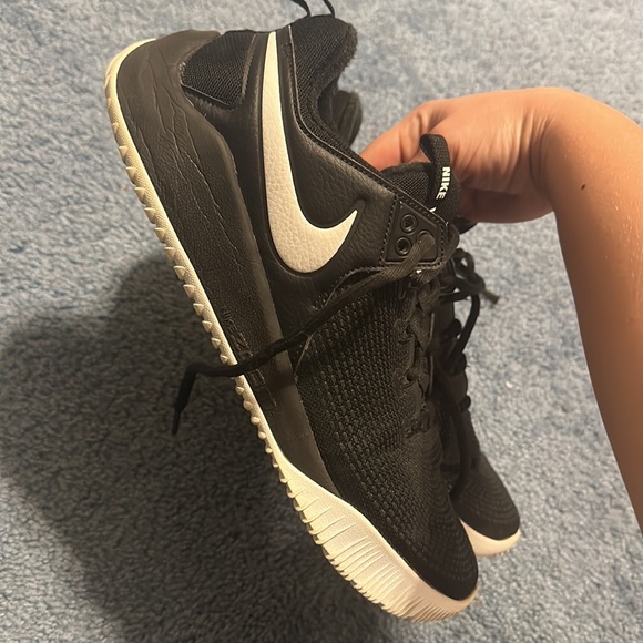 Women’s Size 12 Nike volleyball shoes - Picture 2 of 3